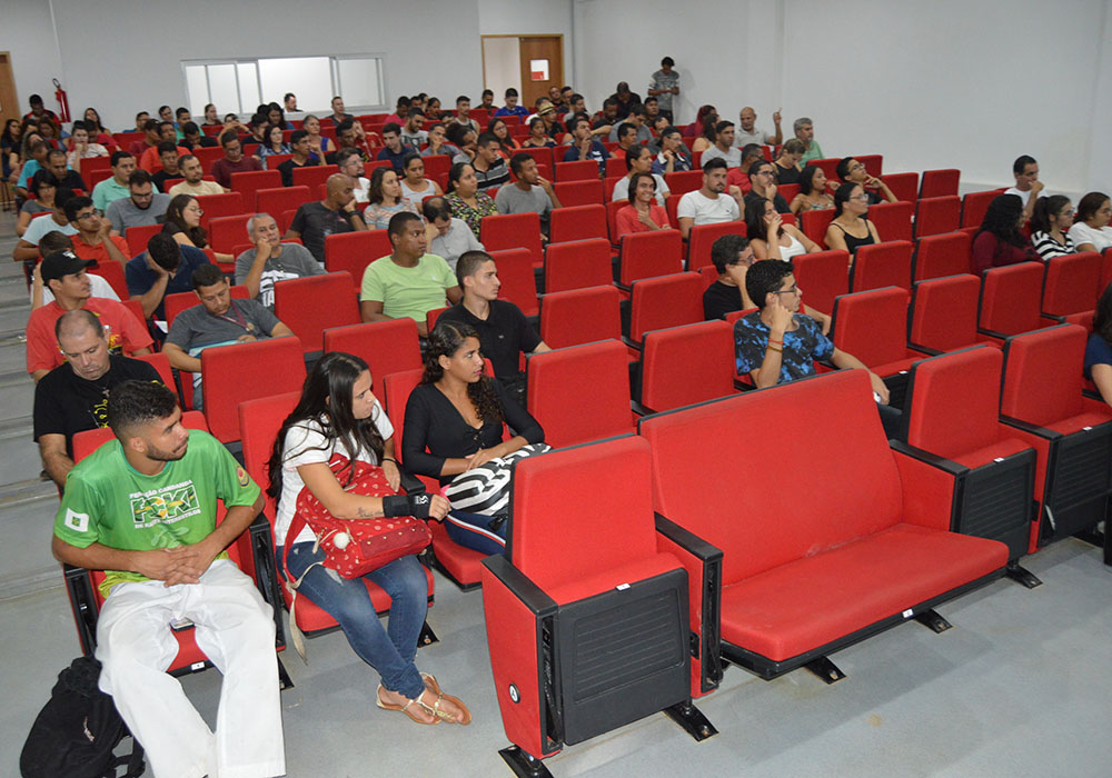 Estudantes assistindo as palestras no Dia Internacional da Mulher Estudantes assistindo as palestras no Dia Internacional da Mulher